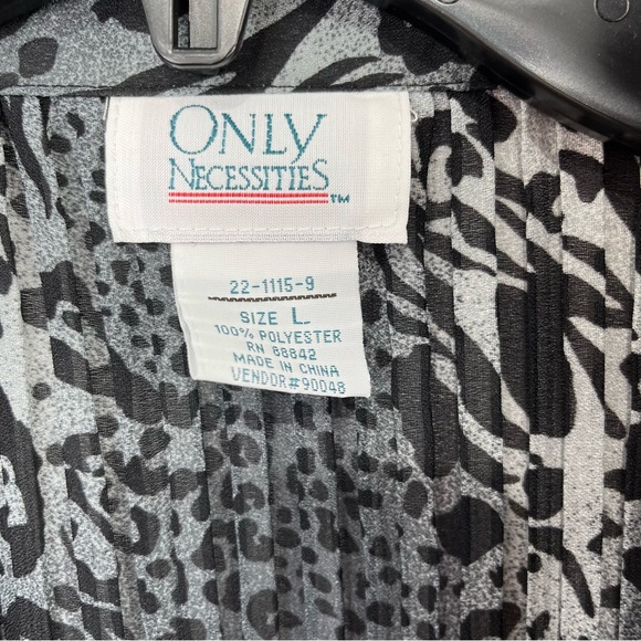 Women’s animal print button down blouse EUC - Picture 6 of 11